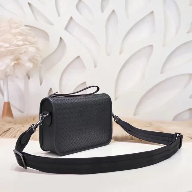 Bottega Veneta The Pouch Black Intrecciato Woven Leather شكل مستطيل حقيبة كروس بودي 6