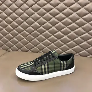 Burberry سنيكرز لايف ستايل أخضر عسكري أسود شيك بلايد أوفرليهات جلد علوية