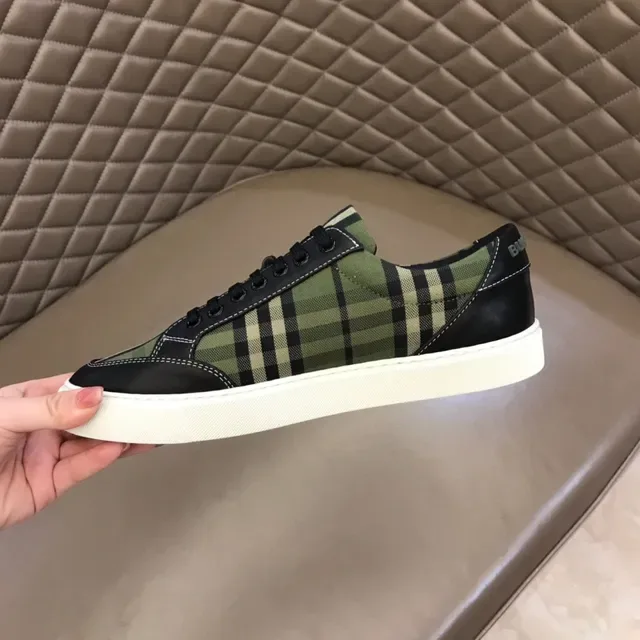 Burberry سنيكرز لايف ستايل أخضر عسكري أسود شيك بلايد أوفرليهات جلد علوية 3
