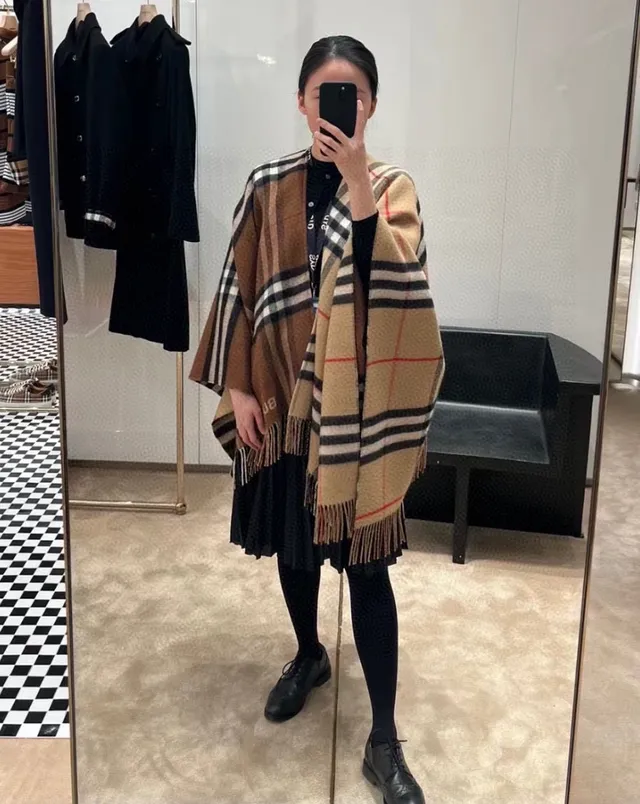 Burberry 米色黑 Nova Check Pattern 扭边流苏下摆羊绒围巾 3