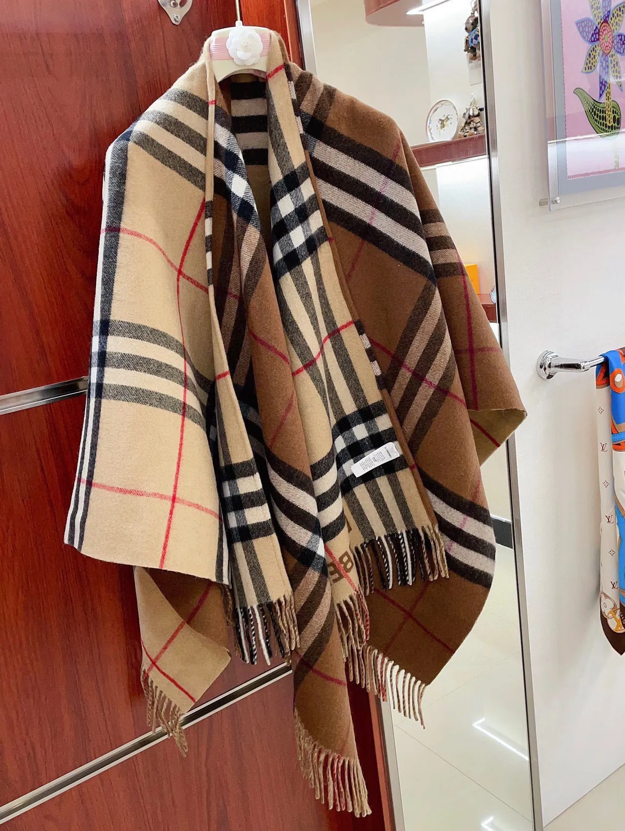 Burberry 米色黑 Nova Check Pattern 扭边流苏下摆羊绒围巾 4