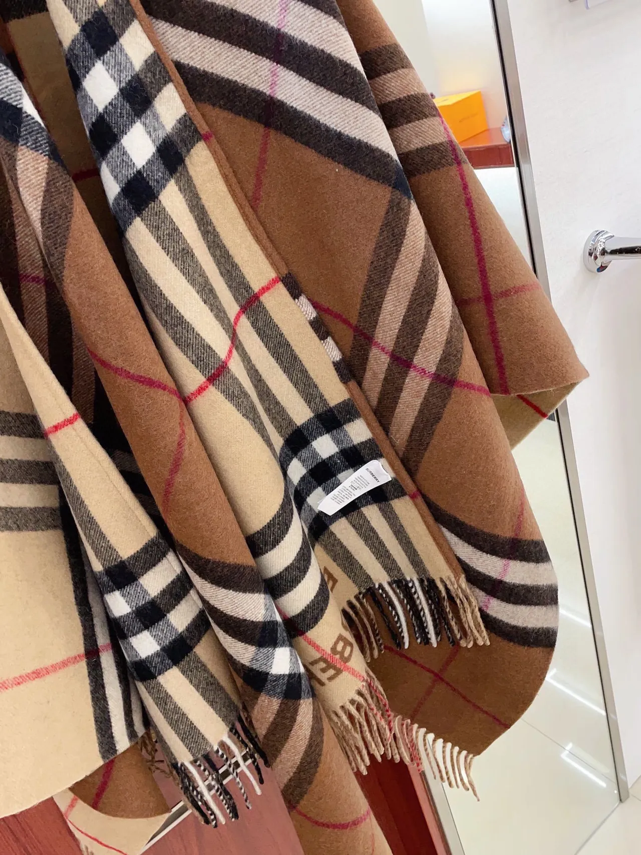 Burberry 米色黑 Nova Check Pattern 扭边流苏下摆羊绒围巾 6