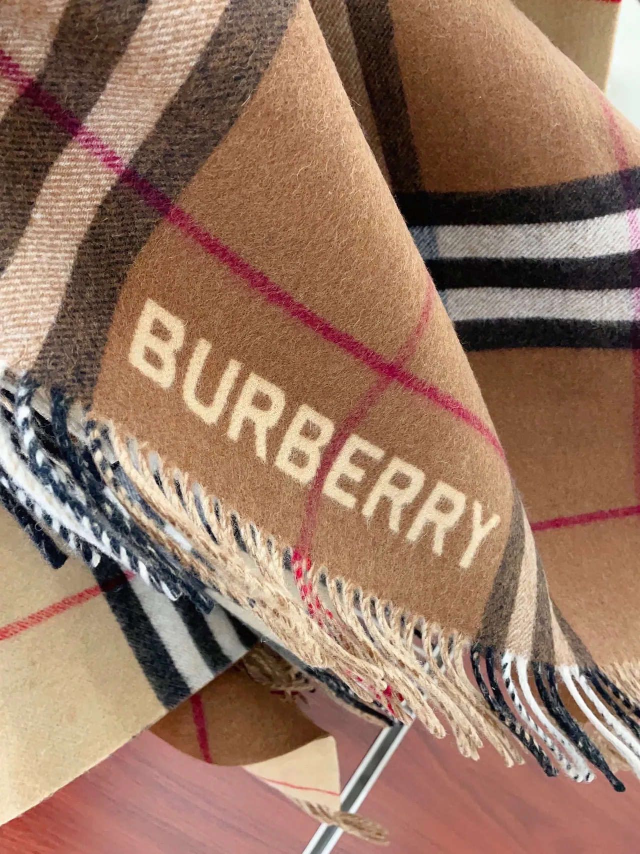 Burberry 米色黑 Nova Check Pattern 扭边流苏下摆羊绒围巾 7