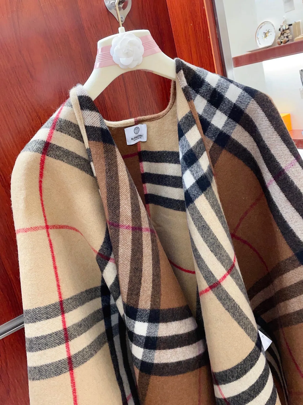 Burberry 米色黑 Nova Check Pattern 扭边流苏下摆羊绒围巾 9