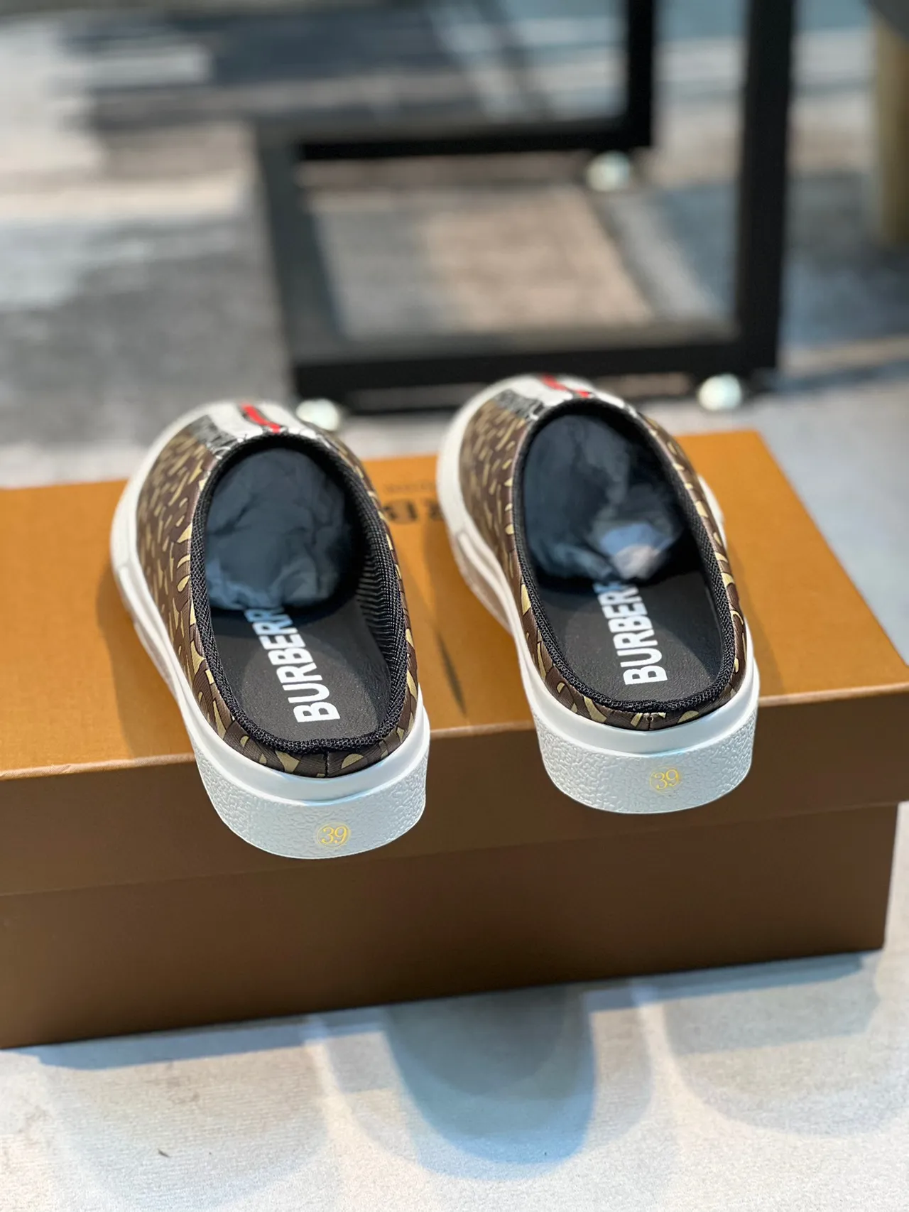 Burberry بيج براون مونوغرام كانفاس بدون ظهر سلايب أون أحذية كاجوال 2