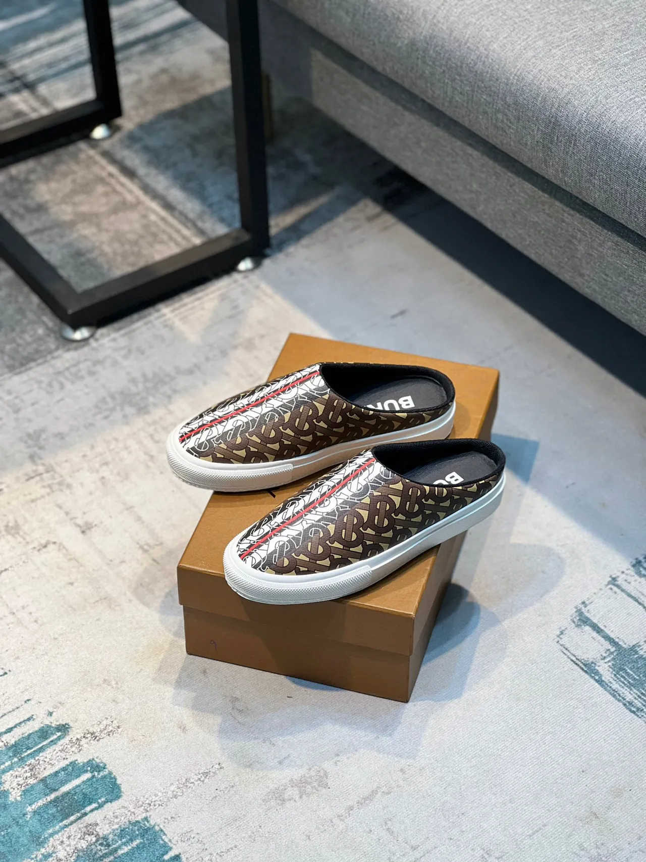 Burberry بيج براون مونوغرام كانفاس بدون ظهر سلايب أون أحذية كاجوال 6