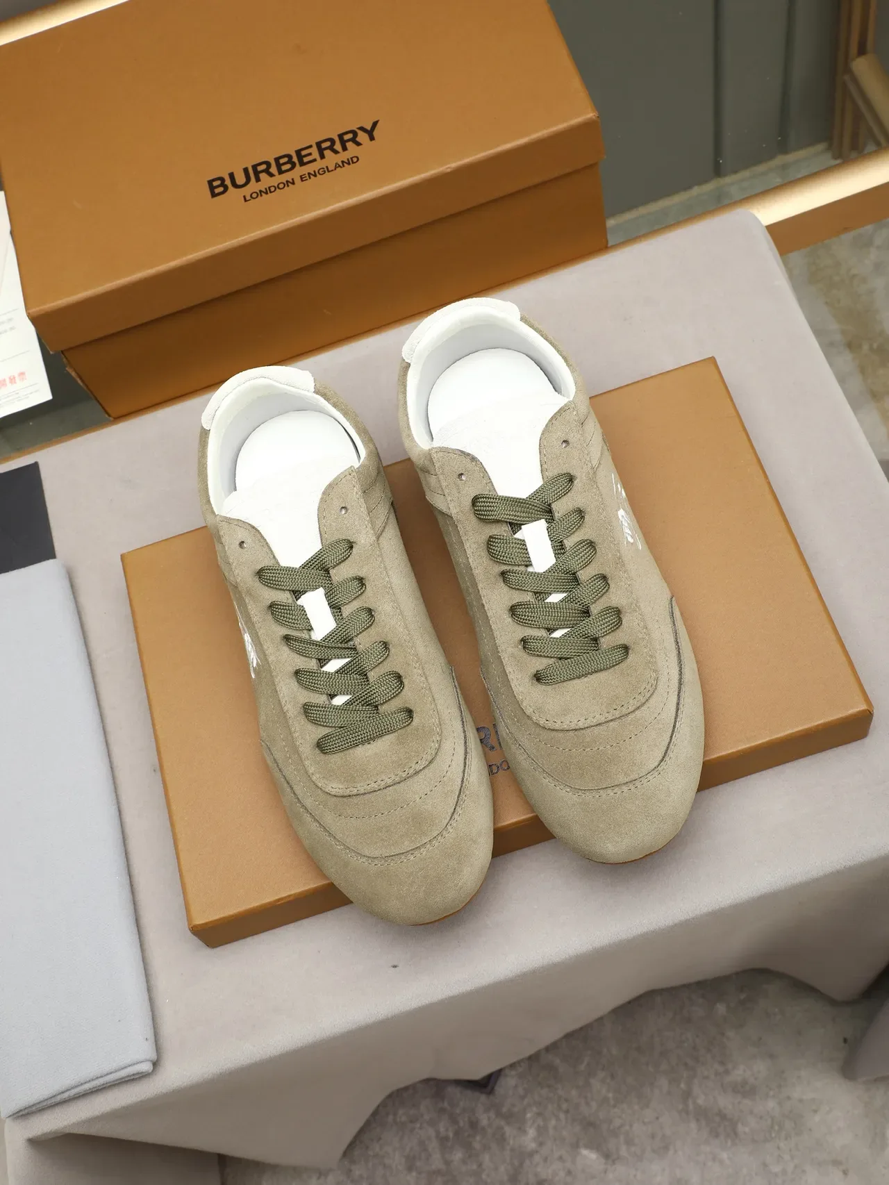Burberry Zapatillas Beige Verde Ante Bordadas Logo Caballero Ecuestre 2