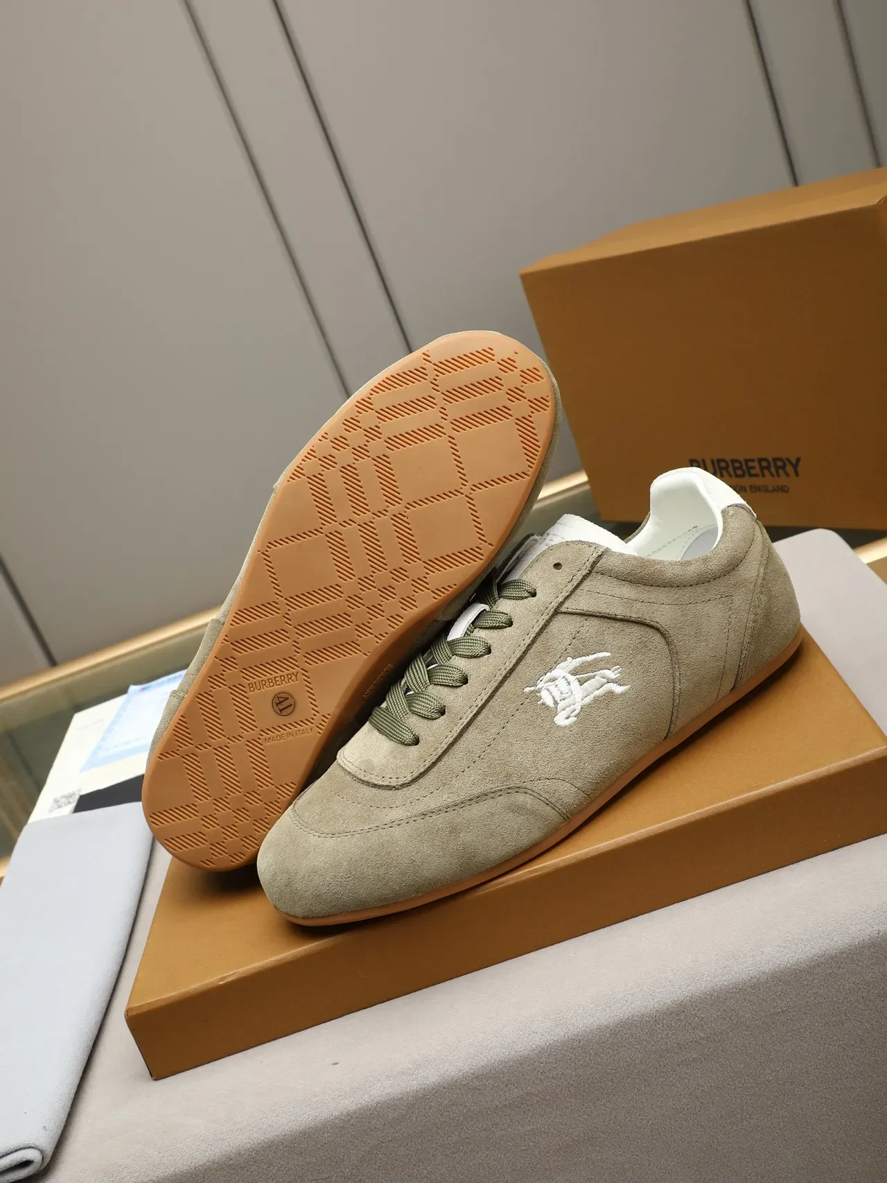 Burberry Zapatillas Beige Verde Ante Bordadas Logo Caballero Ecuestre 4