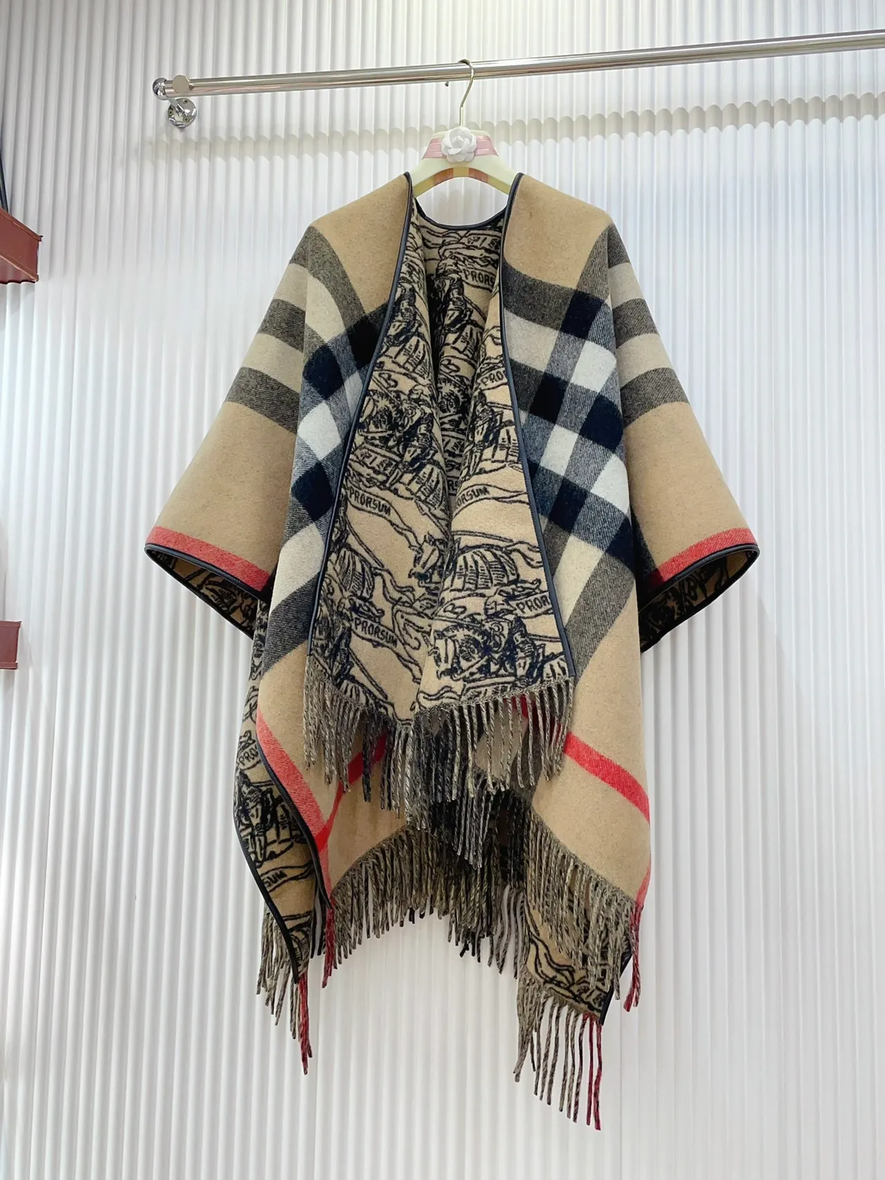Burberry وشاح كشمير بنمط مربعات بيج وأحمر 5