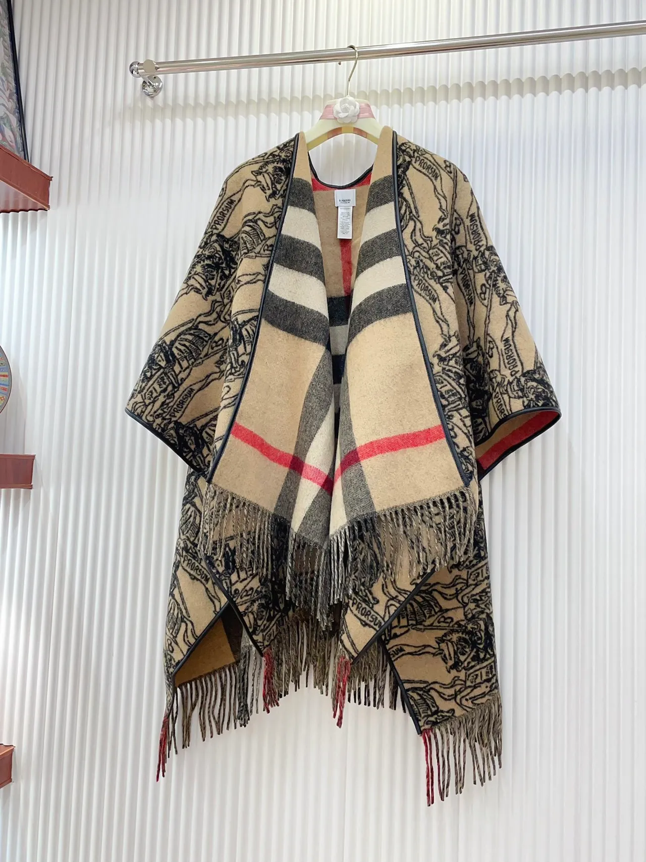 Burberry وشاح كشمير بنمط مربعات بيج وأحمر 6