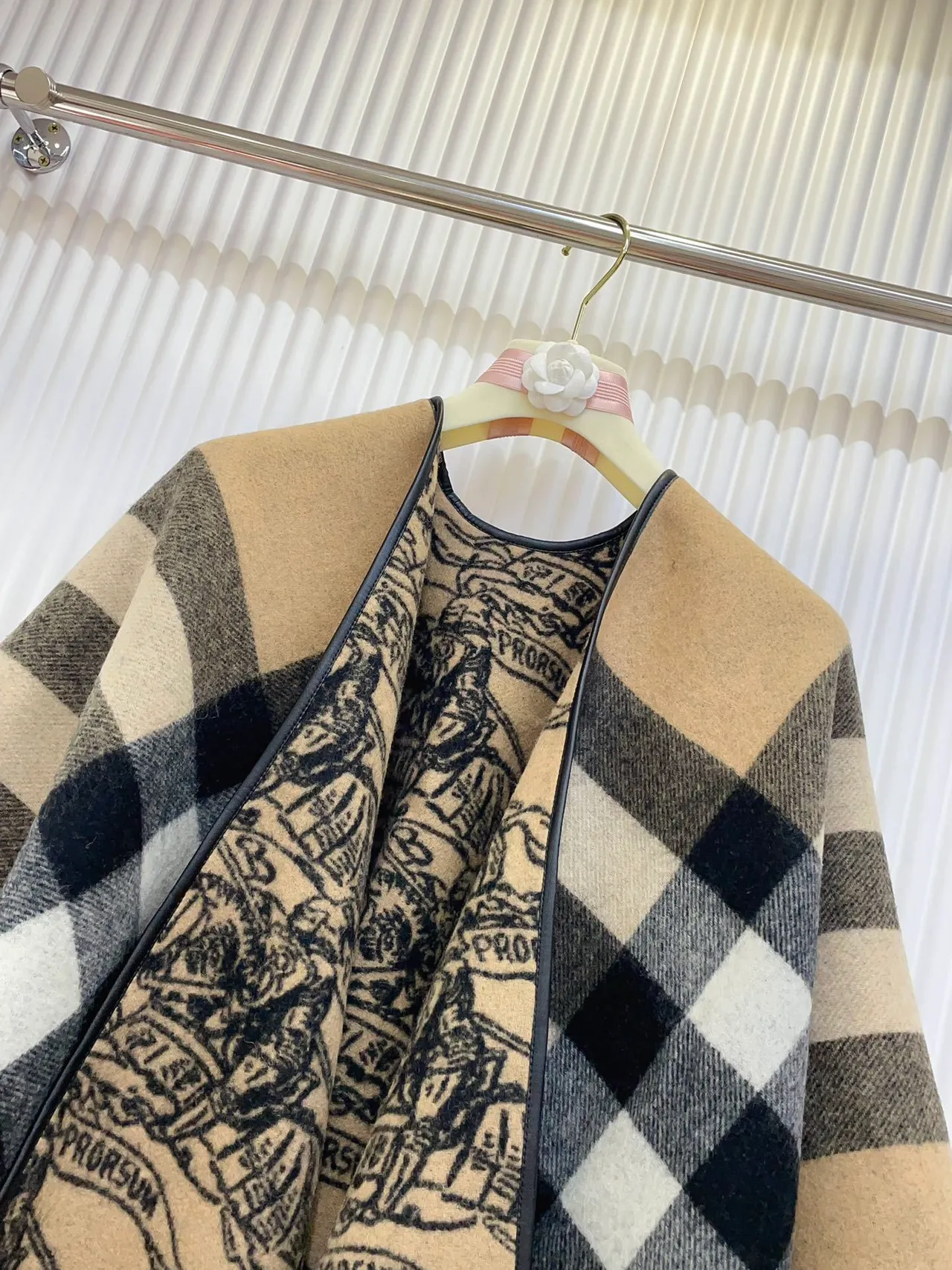 Burberry وشاح كشمير بنمط مربعات بيج وأحمر 7