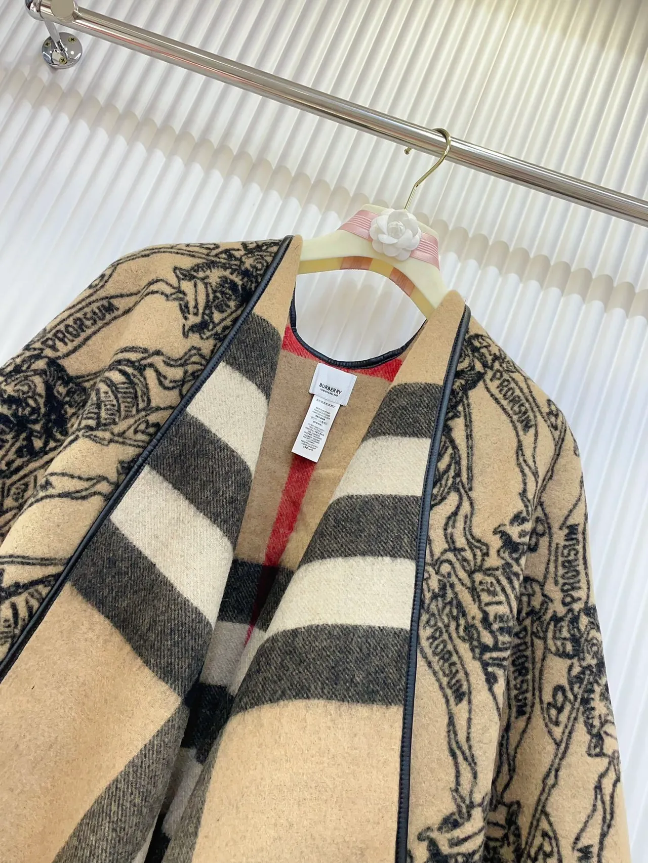 Burberry وشاح كشمير بنمط مربعات بيج وأحمر 8