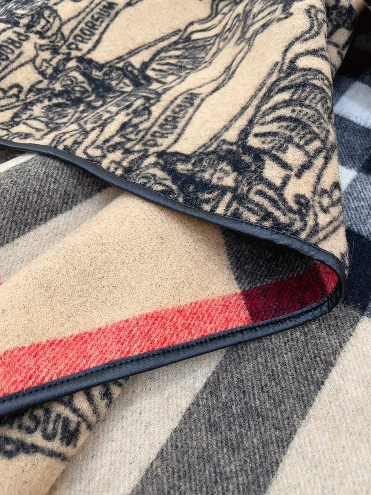 Burberry وشاح كشمير بنمط مربعات بيج وأحمر 9