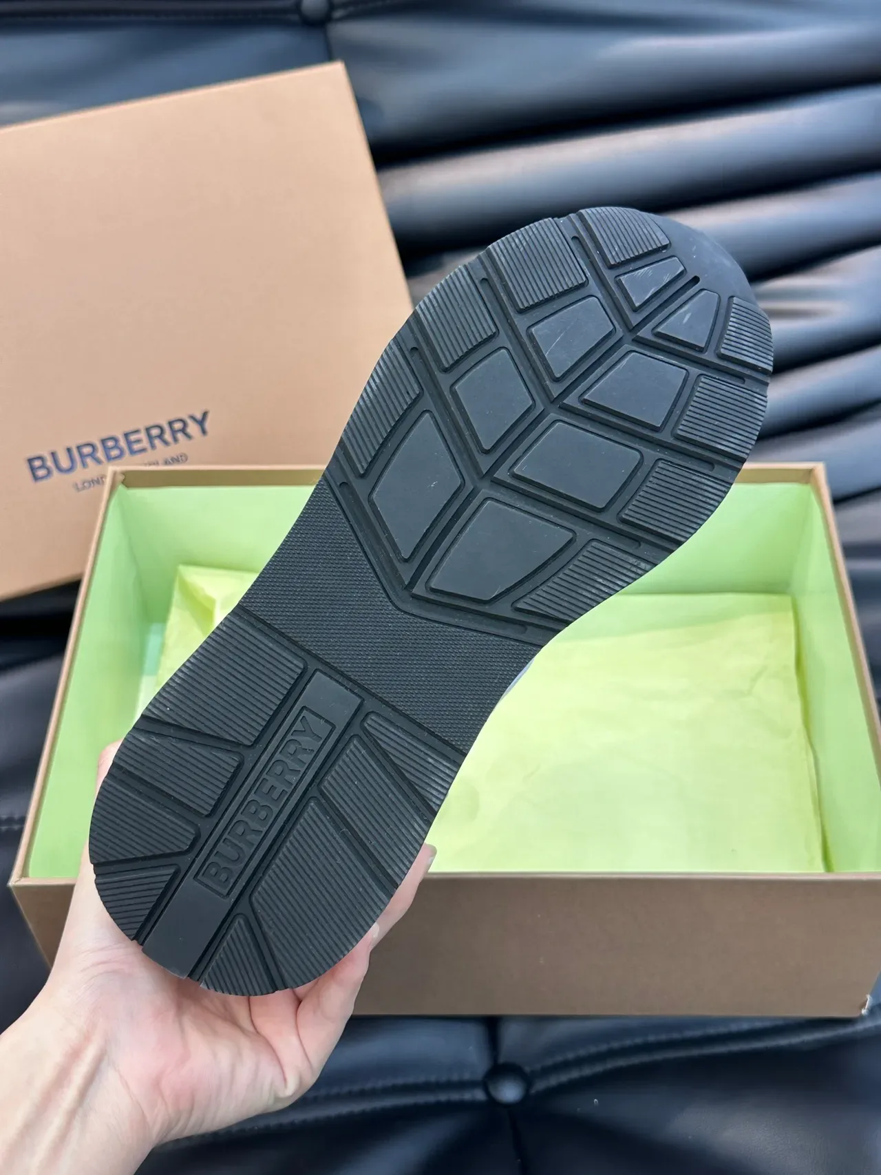 Burberry 灰色 黑色鞋底 网布和麂皮拼接 厚底运动鞋 2