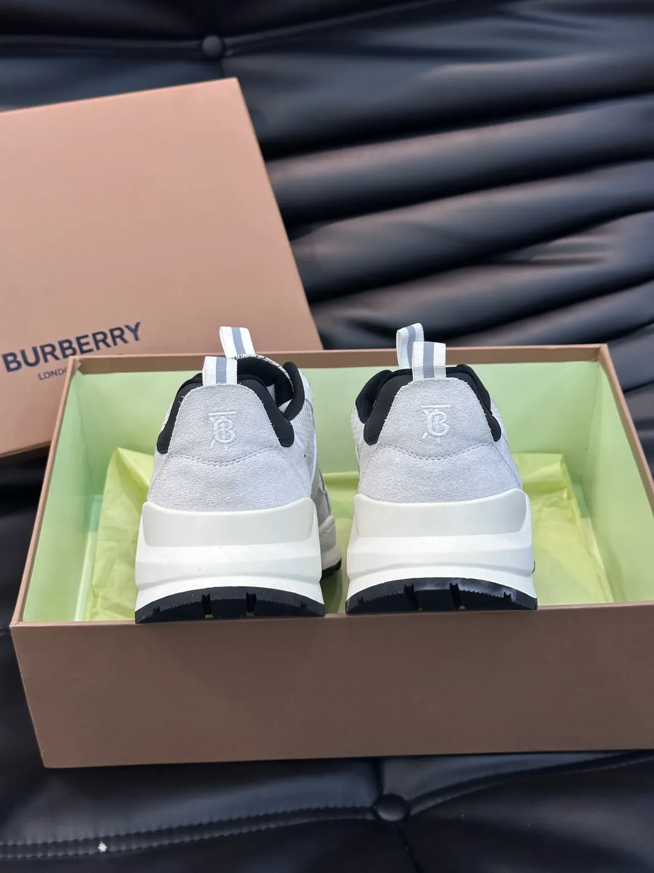 Burberry 灰色 黑色鞋底 网布和麂皮拼接 厚底运动鞋 3
