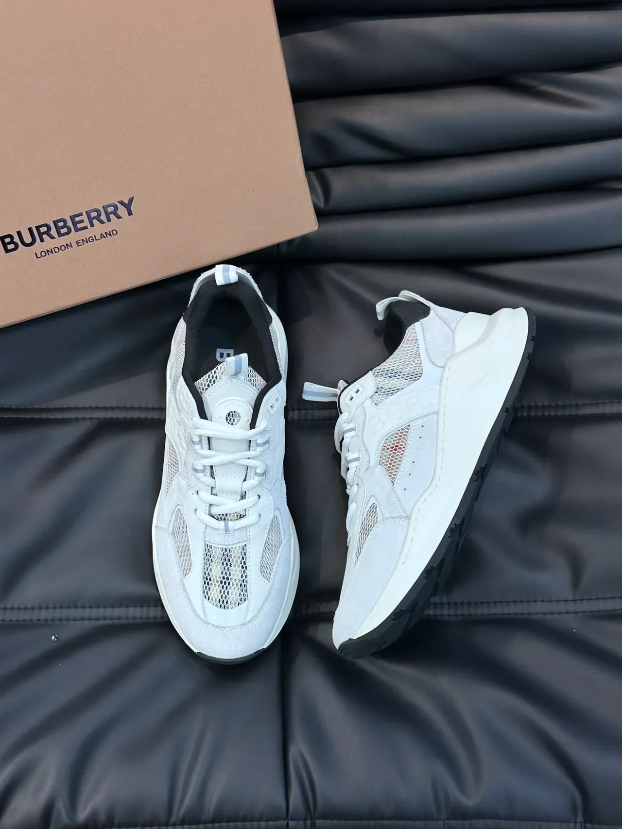 Burberry 灰色 黑色鞋底 网布和麂皮拼接 厚底运动鞋 4