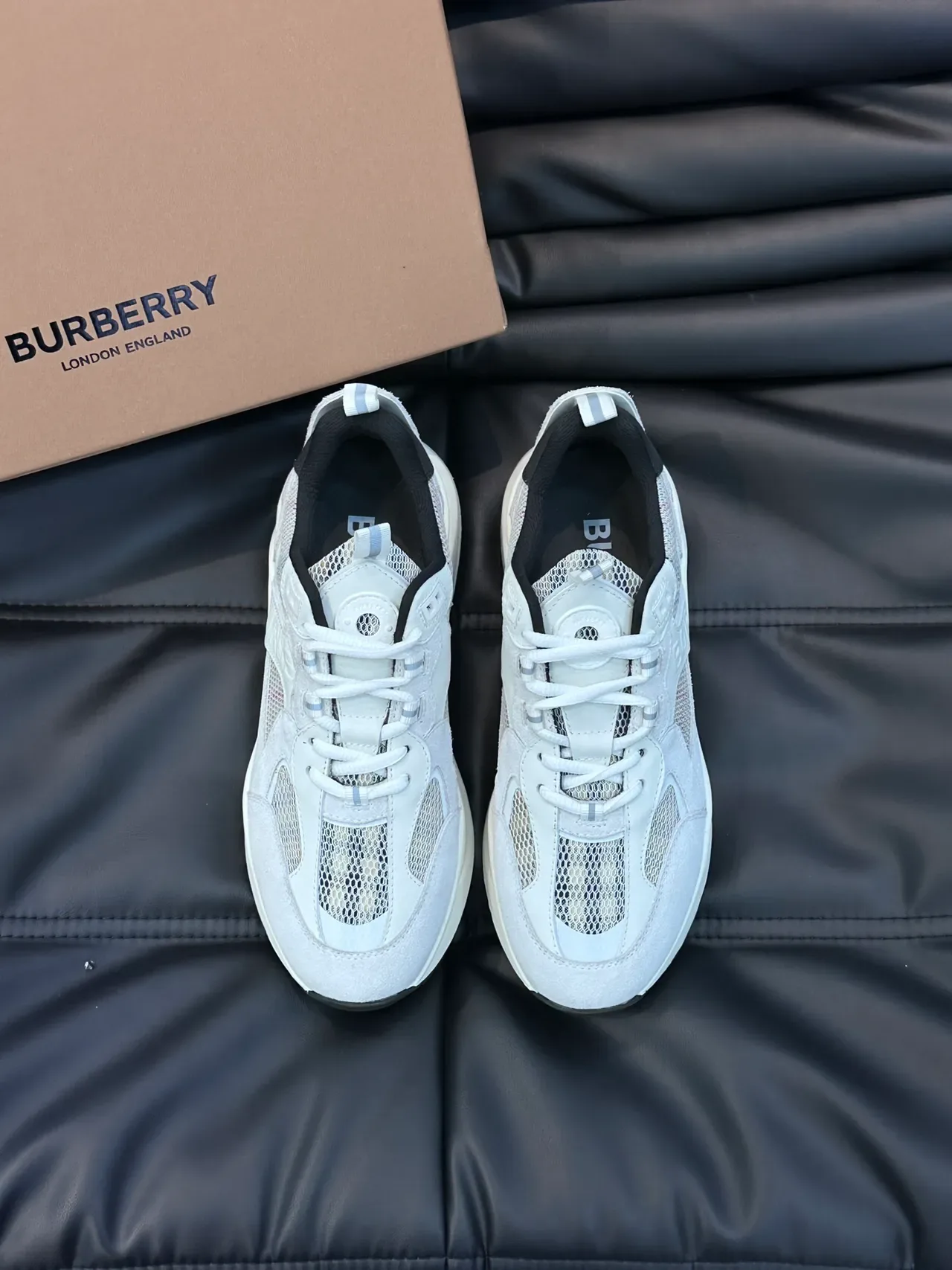 Burberry 灰色 黑色鞋底 网布和麂皮拼接 厚底运动鞋 5