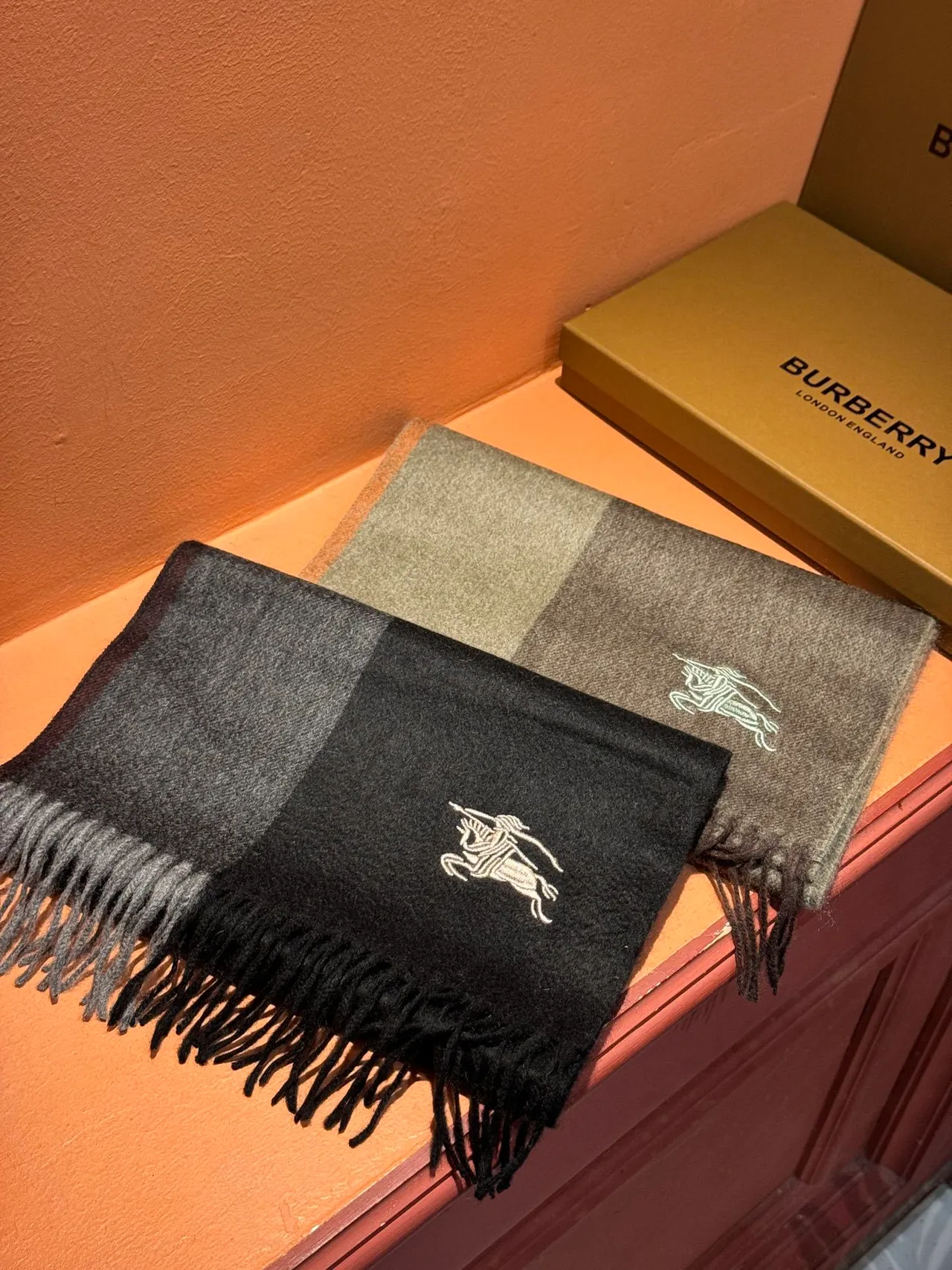 Burberry Knight Écharpe Brodée Cachemire Noire Charbon 5