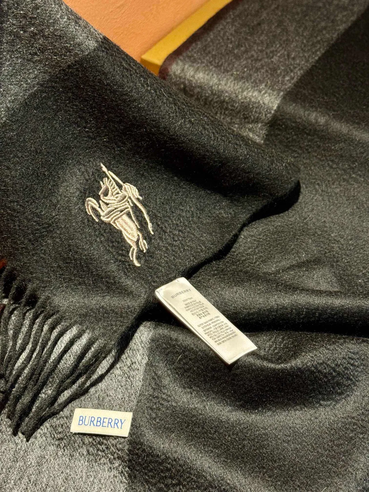 Burberry Knight Écharpe Brodée Cachemire Noire Charbon 8