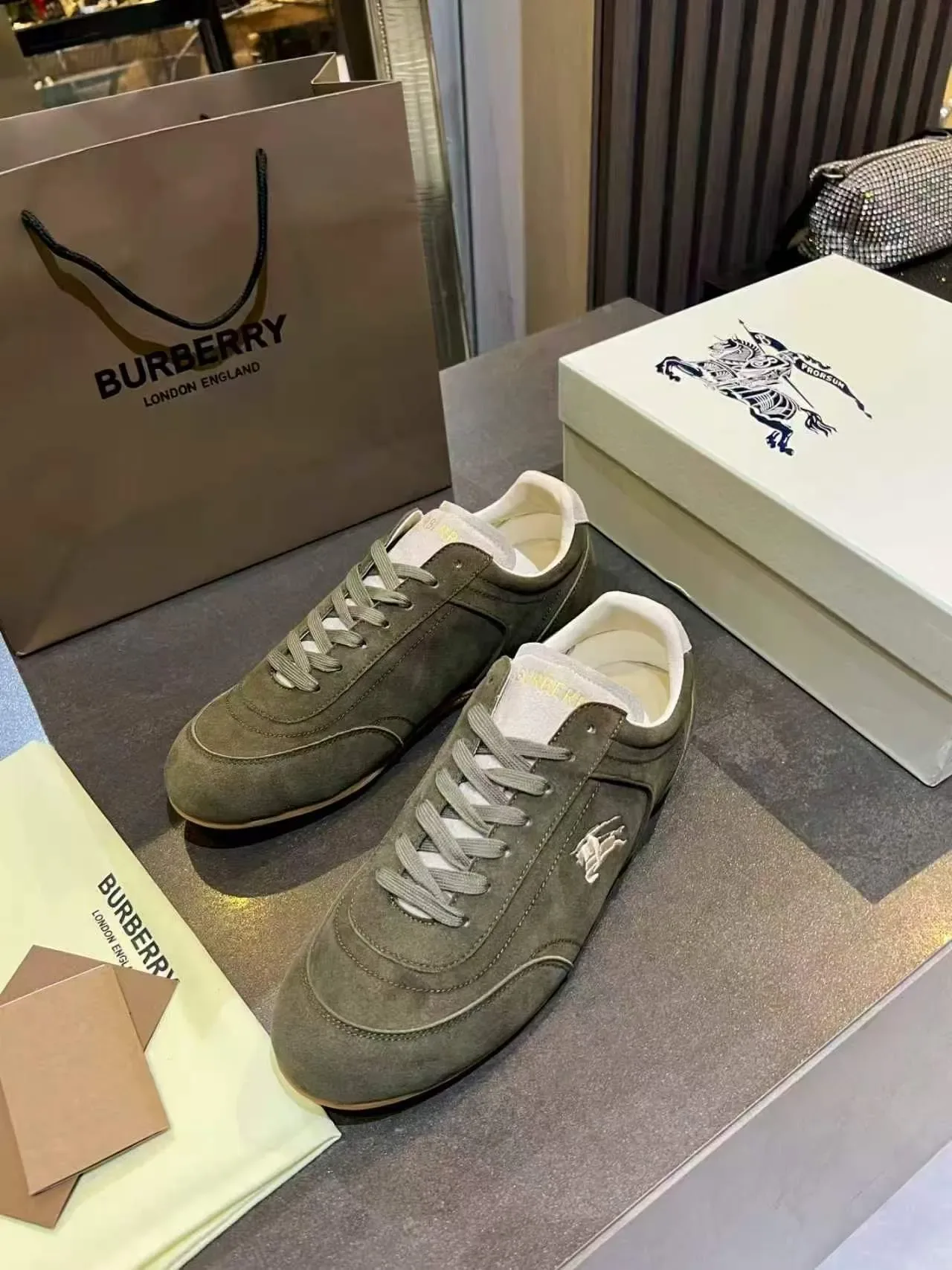 Burberry Knight أحذية رياضية أخضر زيتوني سويد 2