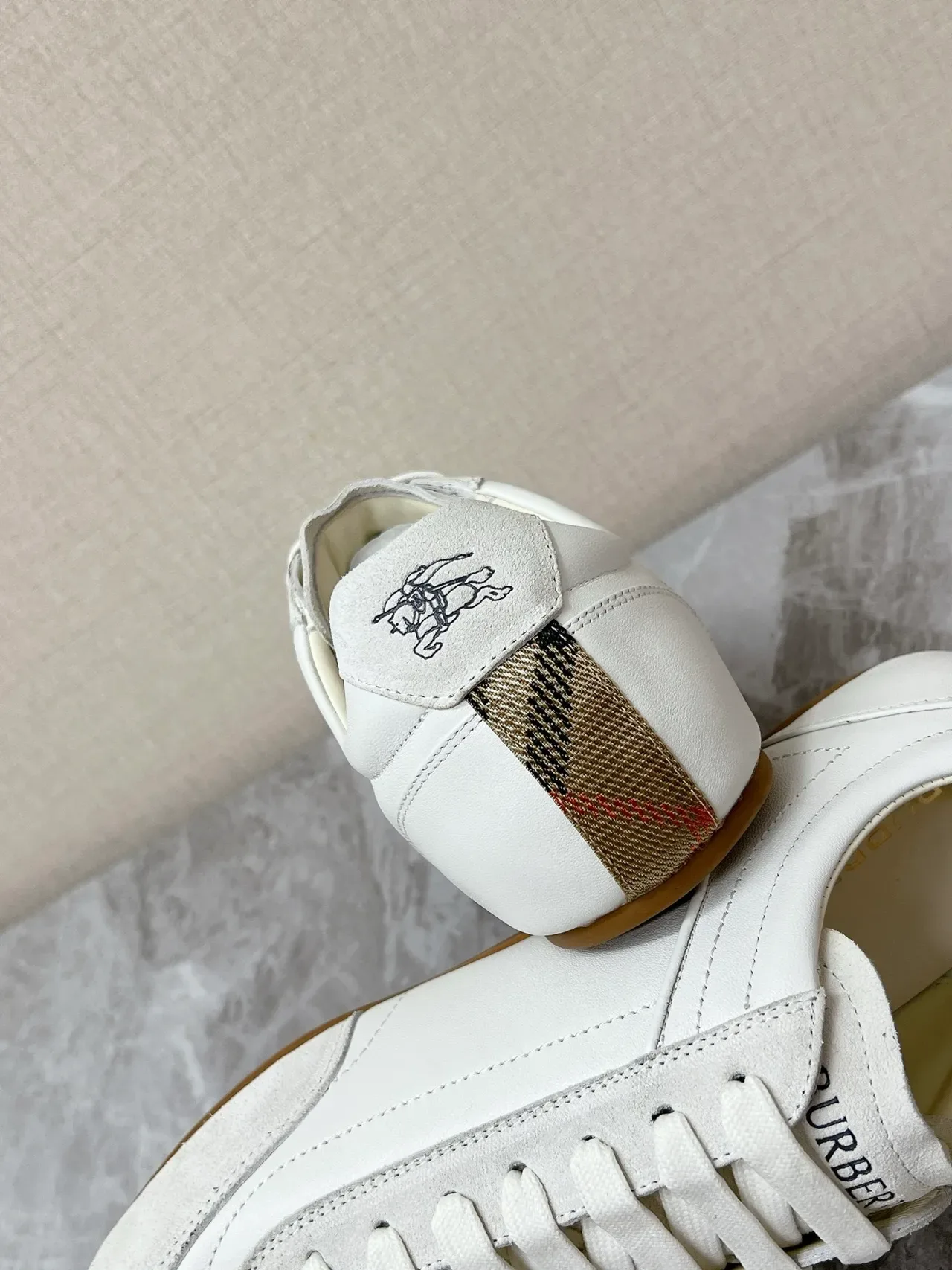 Burberry Knight সাদা চামড়া-सuede হাইব্রিড লাইফস্টাইল স্নিকার্স 2