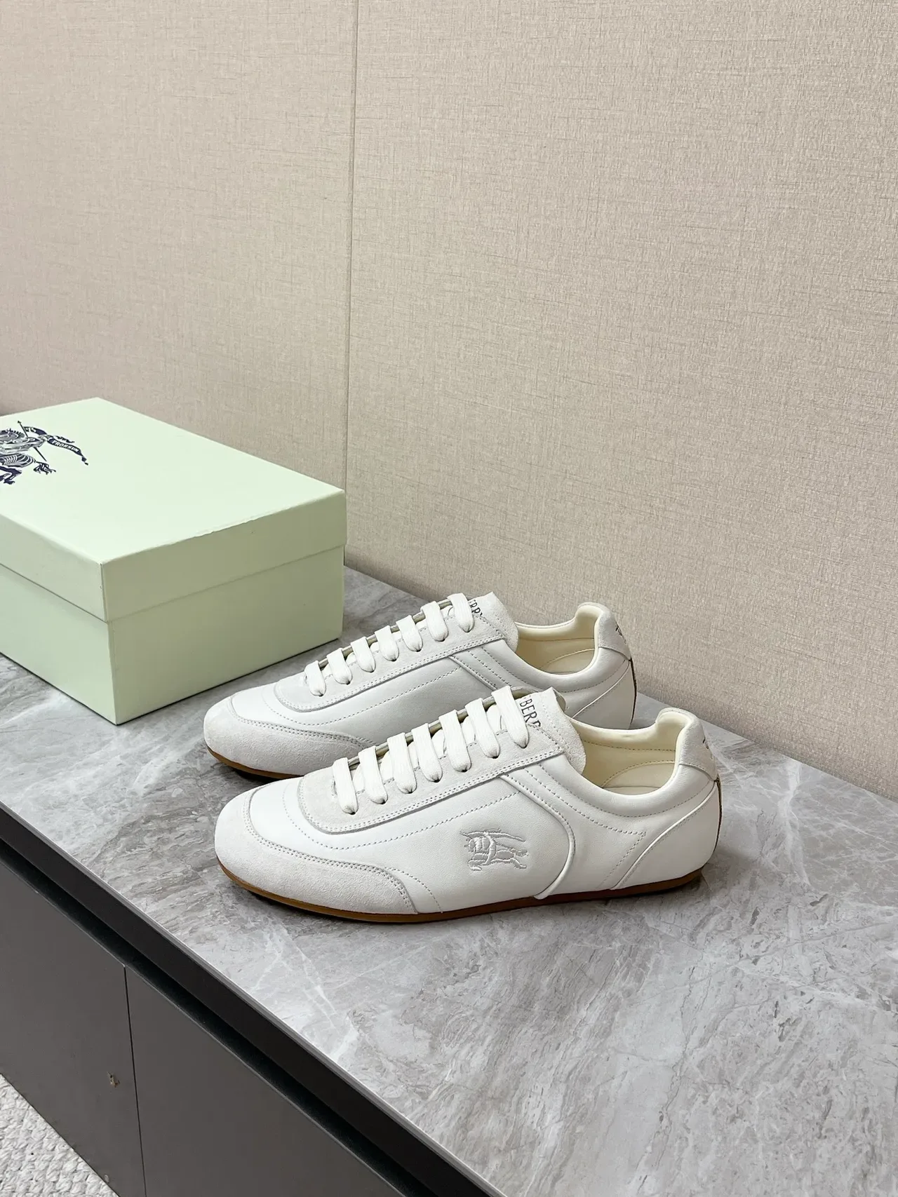 Burberry Knight সাদা চামড়া-सuede হাইব্রিড লাইফস্টাইল স্নিকার্স 5