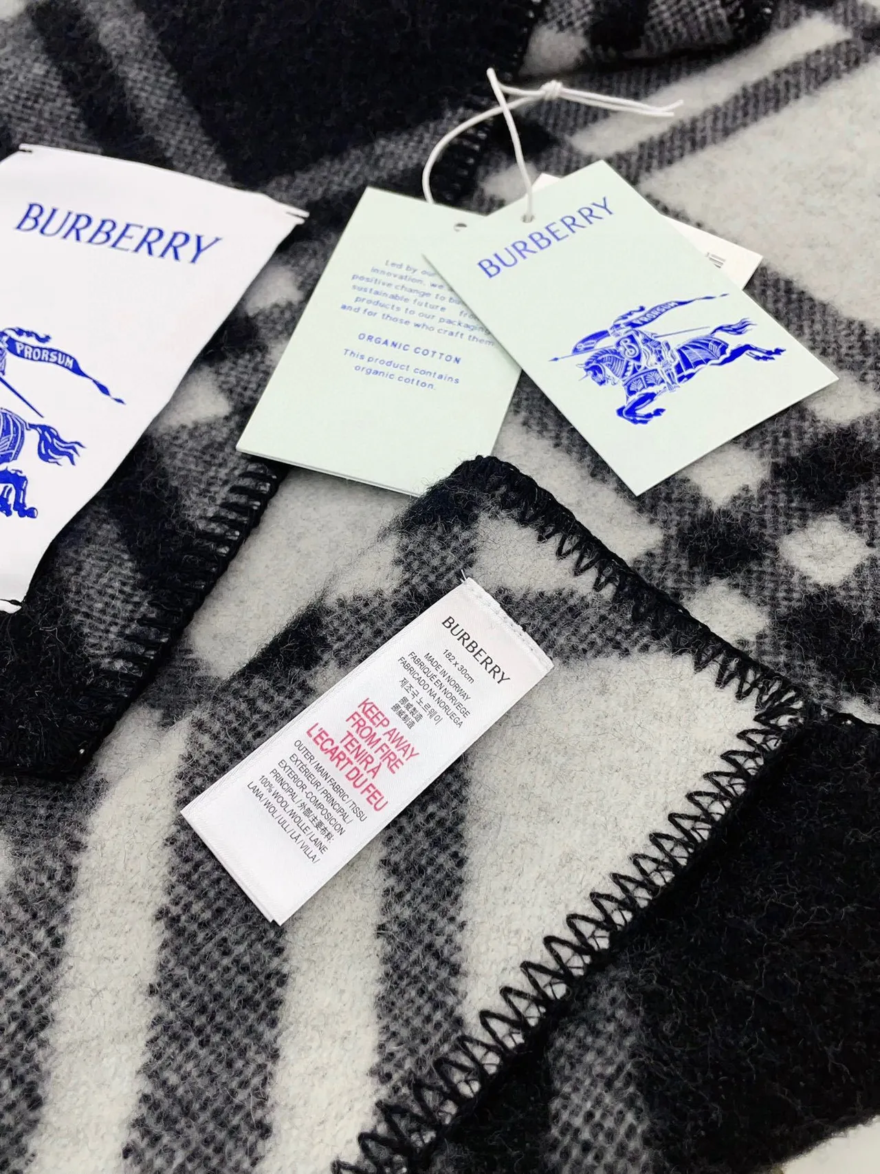 Burberry Nova Check Écharpe de Cachemire Navy et Blanc 8