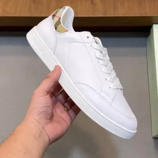 Burberry أبيض بيج مينيماليست جلد طباعة شيك تسمية الكعب حذاء لايف ستايل