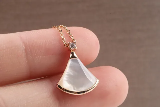 Bvlgari Divas’ Dream Fan-Shaped Mother-of-Pearl Pendant Necklace 4