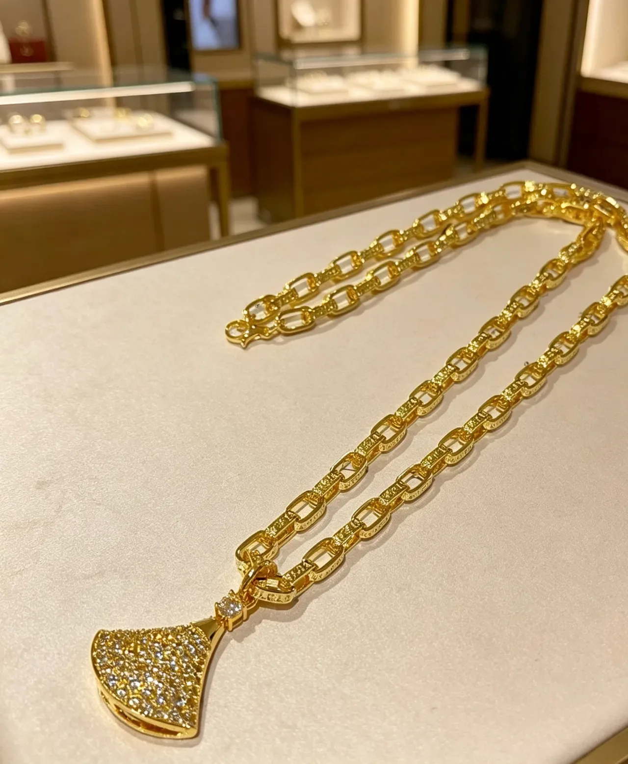 Bvlgari Divas’ Dream قلادة مروحية مرصعة بالماس الذهبية 4