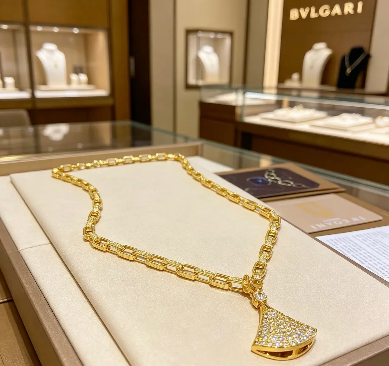 Bvlgari Divas’ Dream قلادة مروحية مرصعة بالماس الذهبية 7