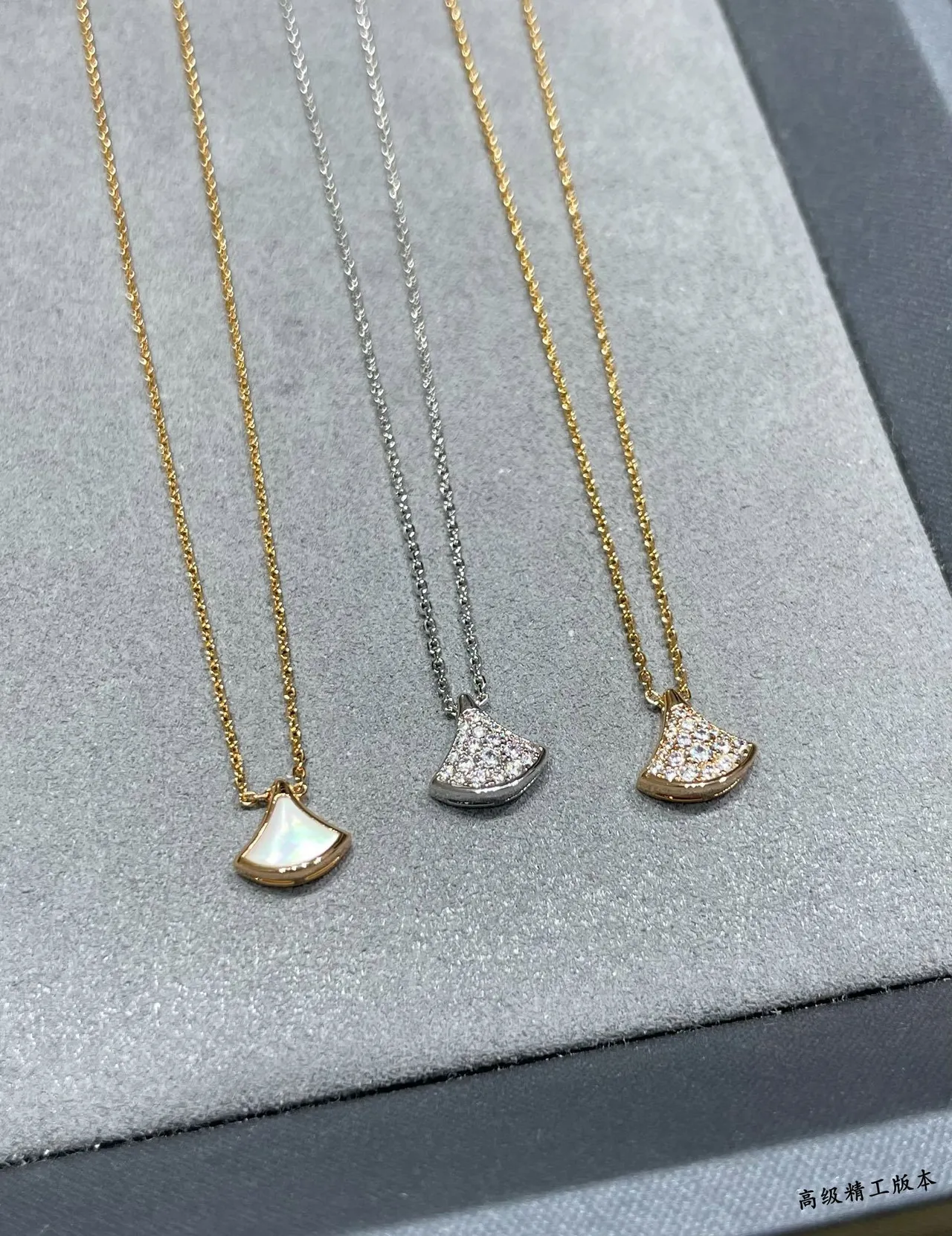 Bvlgari Divas’ Dream 黄金白色链条扇形吊坠项链 2