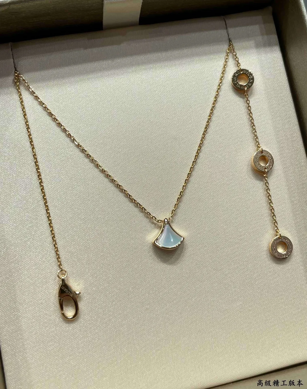 Bvlgari Divas’ Dream 黄金白色链条扇形吊坠项链 3