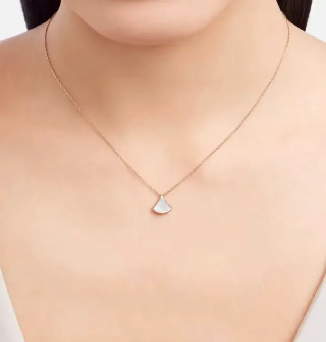 Bvlgari Divas’ Dream 黄金白色链条扇形吊坠项链 8