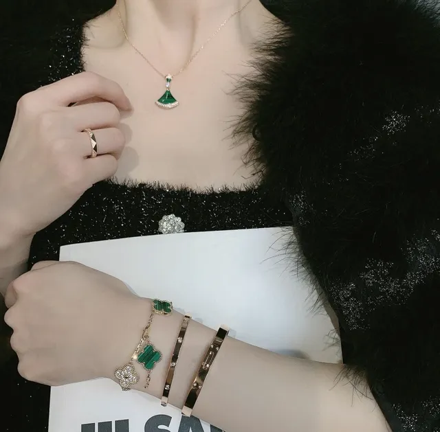 Bvlgari Divas’ Dream मलाकाइट और डायमंड फैन पेंडेंट हार 2