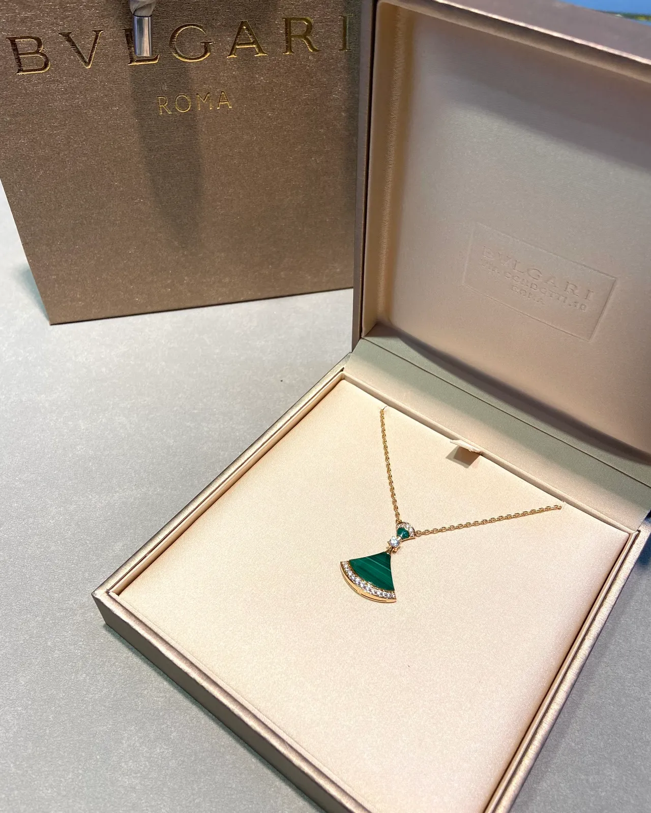 Bvlgari Divas’ Dream मलाकाइट और डायमंड फैन पेंडेंट हार 4