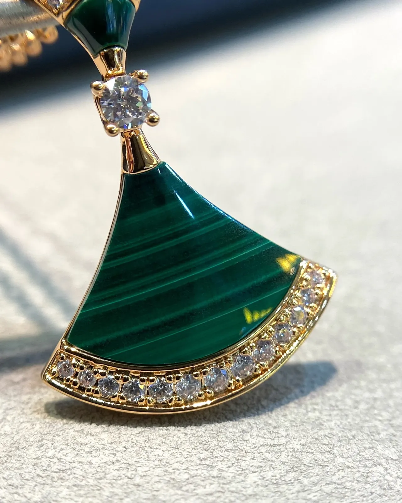 Bvlgari Divas’ Dream मलाकाइट और डायमंड फैन पेंडेंट हार 6