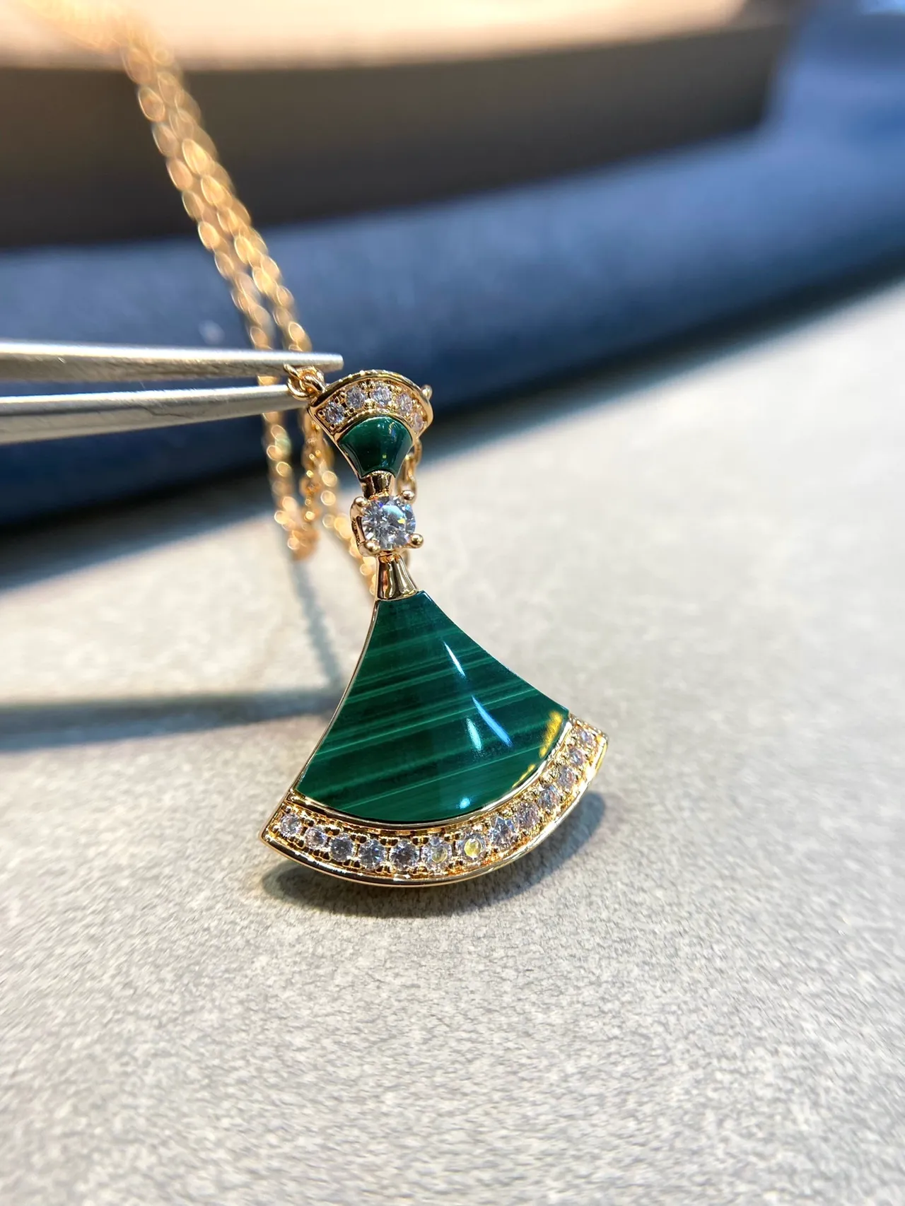 Bvlgari Divas’ Dream मलाकाइट और डायमंड फैन पेंडेंट हार 8