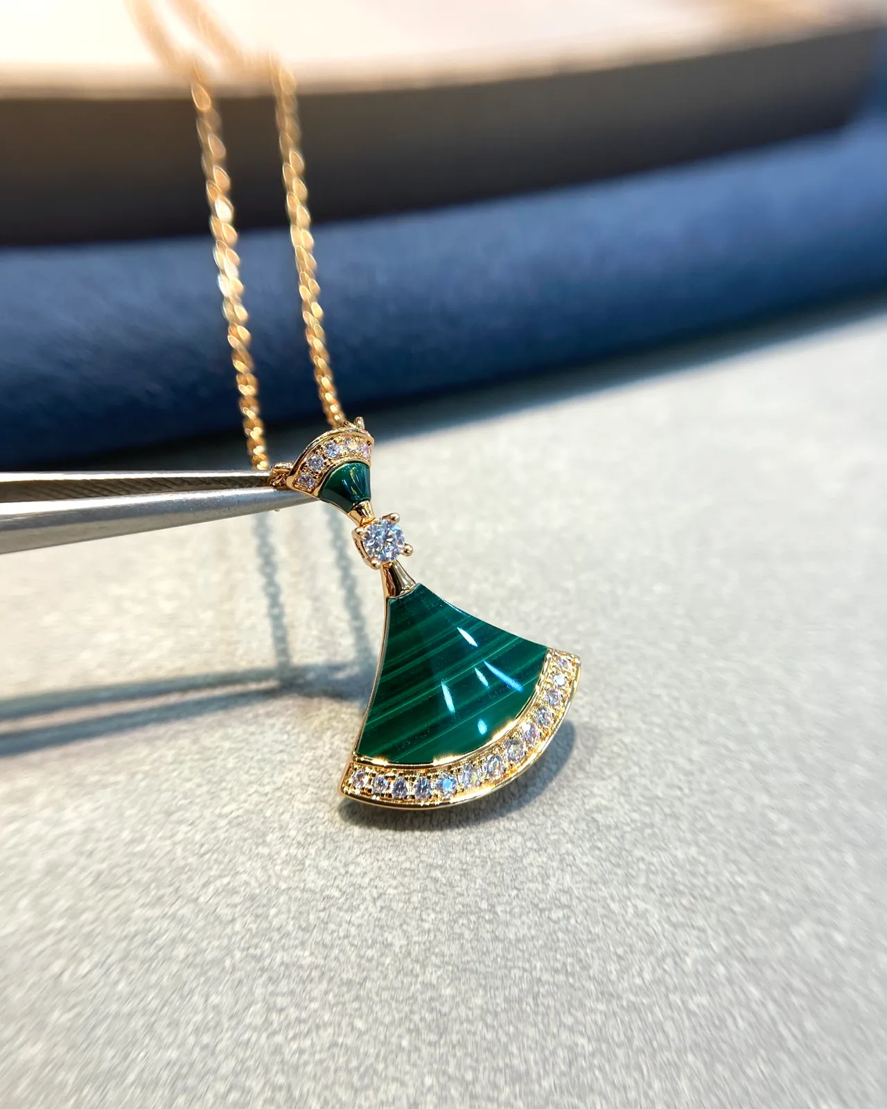 Bvlgari Divas’ Dream मलाकाइट और डायमंड फैन पेंडेंट हार 9