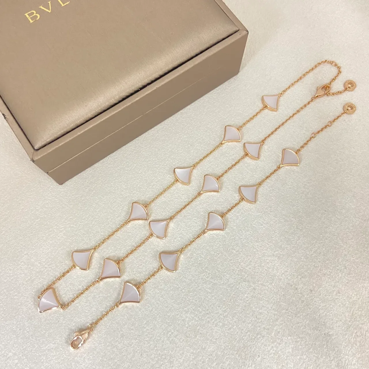 Bvlgari Divas’ Dream White Gold Fan-Shaped Pendants Mother-of-Pearl Inlay Bracelet 2