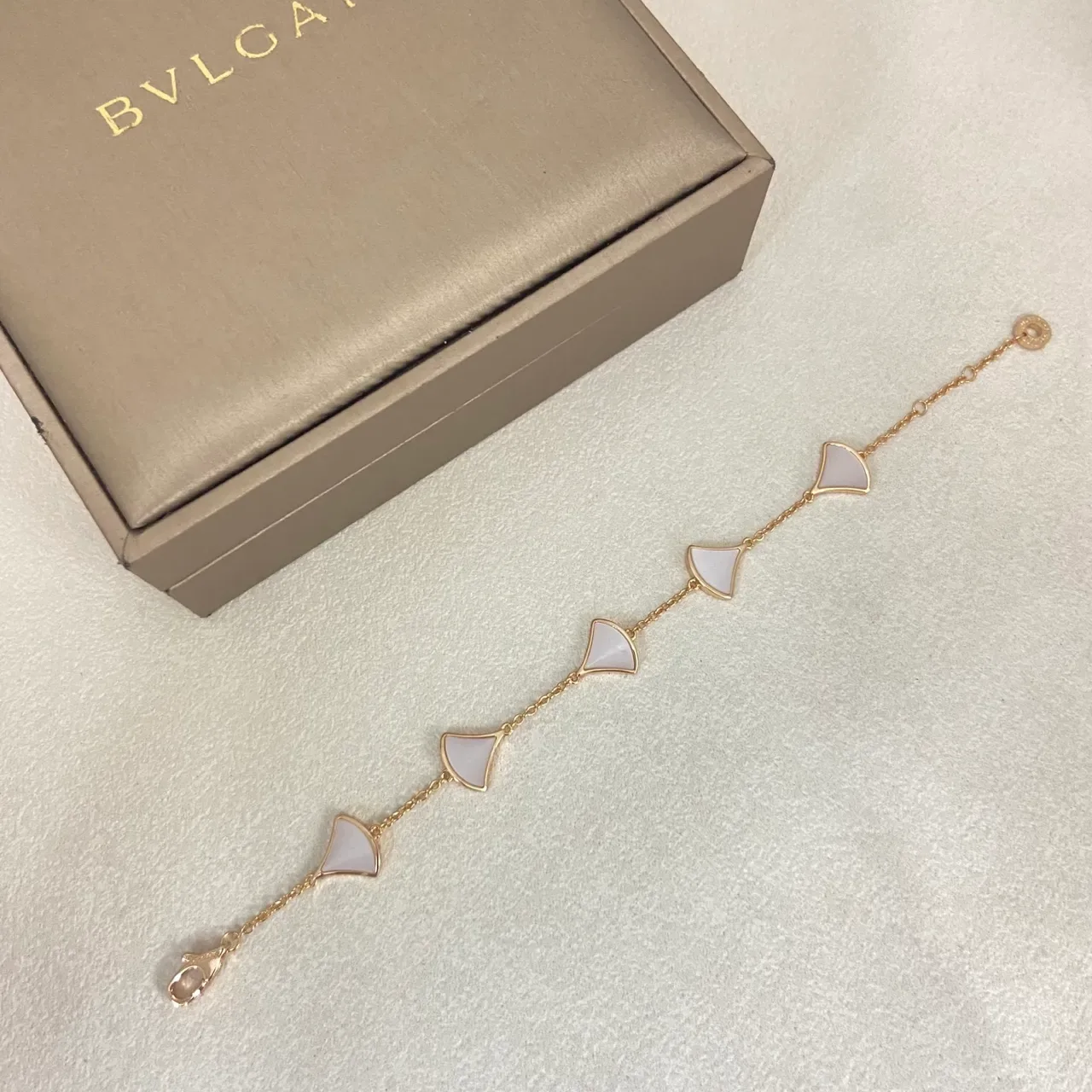 Bvlgari Divas’ Dream White Gold Fan-Shaped Pendants Mother-of-Pearl Inlay Bracelet 4