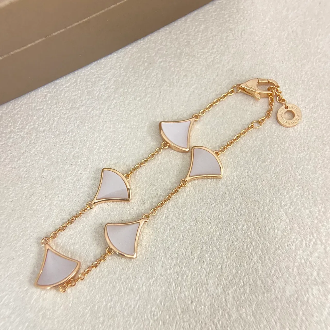 Bvlgari Divas’ Dream White Gold Fan-Shaped Pendants Mother-of-Pearl Inlay Bracelet 5