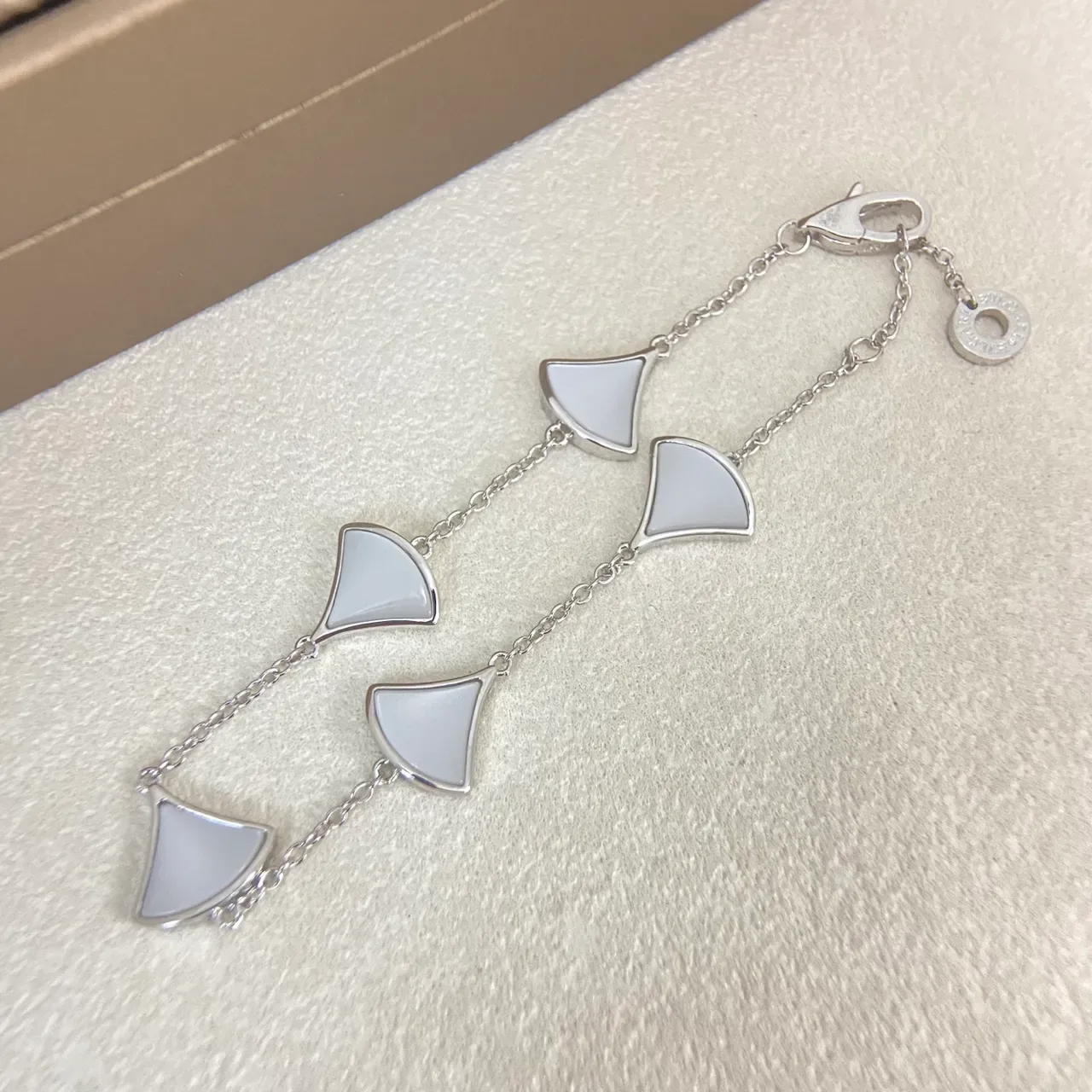 Bvlgari Divas’ Dream White Gold Fan-Shaped Pendants Mother-of-Pearl Inlay Bracelet 6
