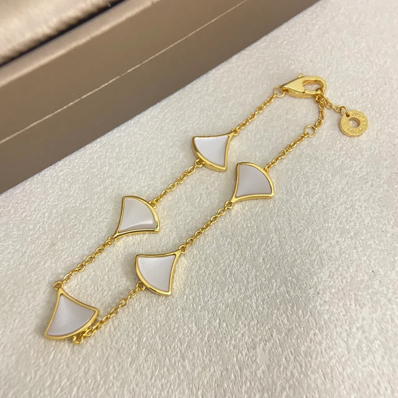 Bvlgari Divas’ Dream White Gold Fan-Shaped Pendants Mother-of-Pearl Inlay Bracelet 7