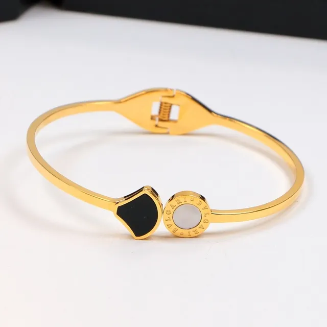 Bvlgari سوار ذهبي أسود بيجو مفصل لوجو ميداليون 3