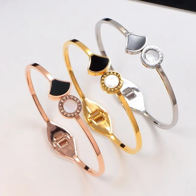 Bvlgari سوار ذهبي أسود بيجو مفصل لوجو ميداليون 5