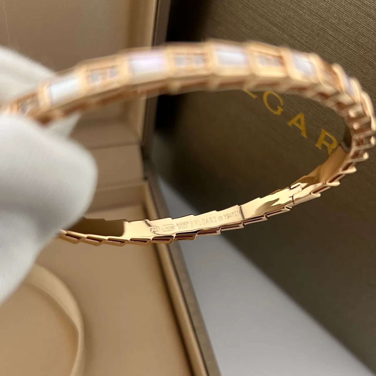 Bvlgari سوار ذهبي صدف وأحجار رصيف مقسم 2