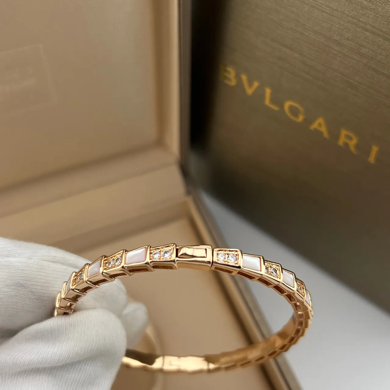 Bvlgari سوار ذهبي صدف وأحجار رصيف مقسم 3