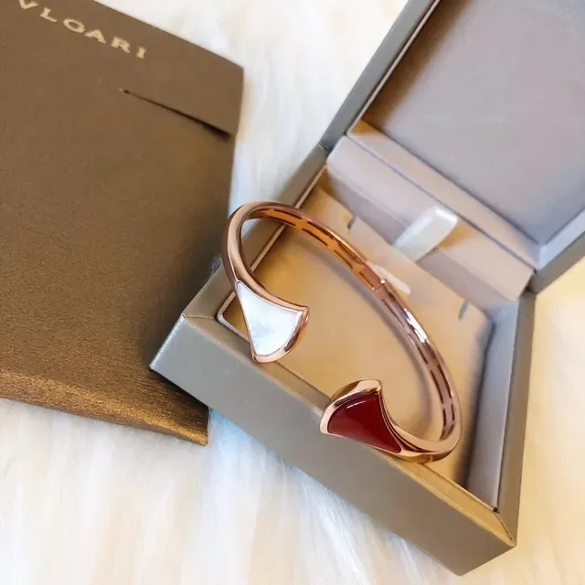 Bvlgari Pulsera de Metal Dorada con Inlays en Rojo en Forma de Abanico 2