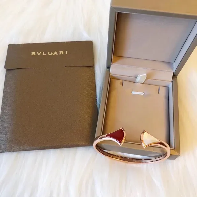 Bvlgari Pulsera de Metal Dorada con Inlays en Rojo en Forma de Abanico 4